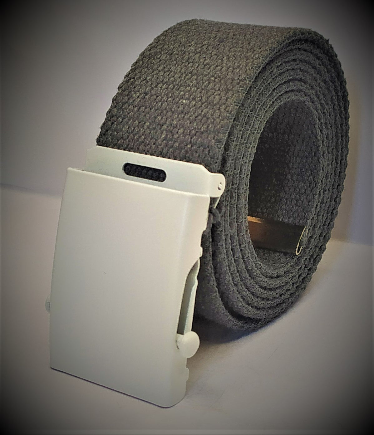 Cintura militare in tela con fibbia scorrevole . Nastro in cotone RIGENERATO ( RECICLED) altezza 4 cm .