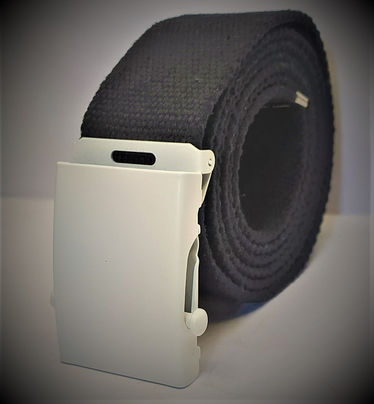 Cintura militare in tela con fibbia scorrevole . Nastro in cotone RIGENERATO ( RECICLED) altezza 4 cm .