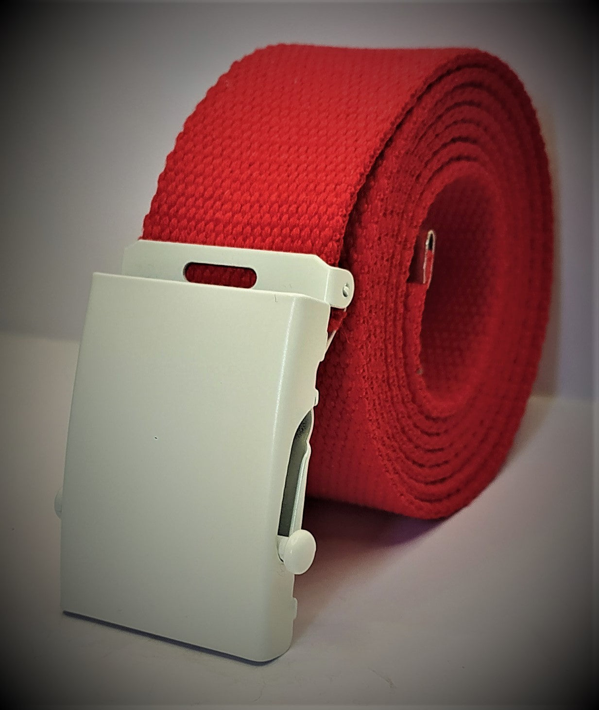 Cintura militare in tela con fibbia scorrevole . Nastro in cotone RIGENERATO ( RECICLED) altezza 4 cm .