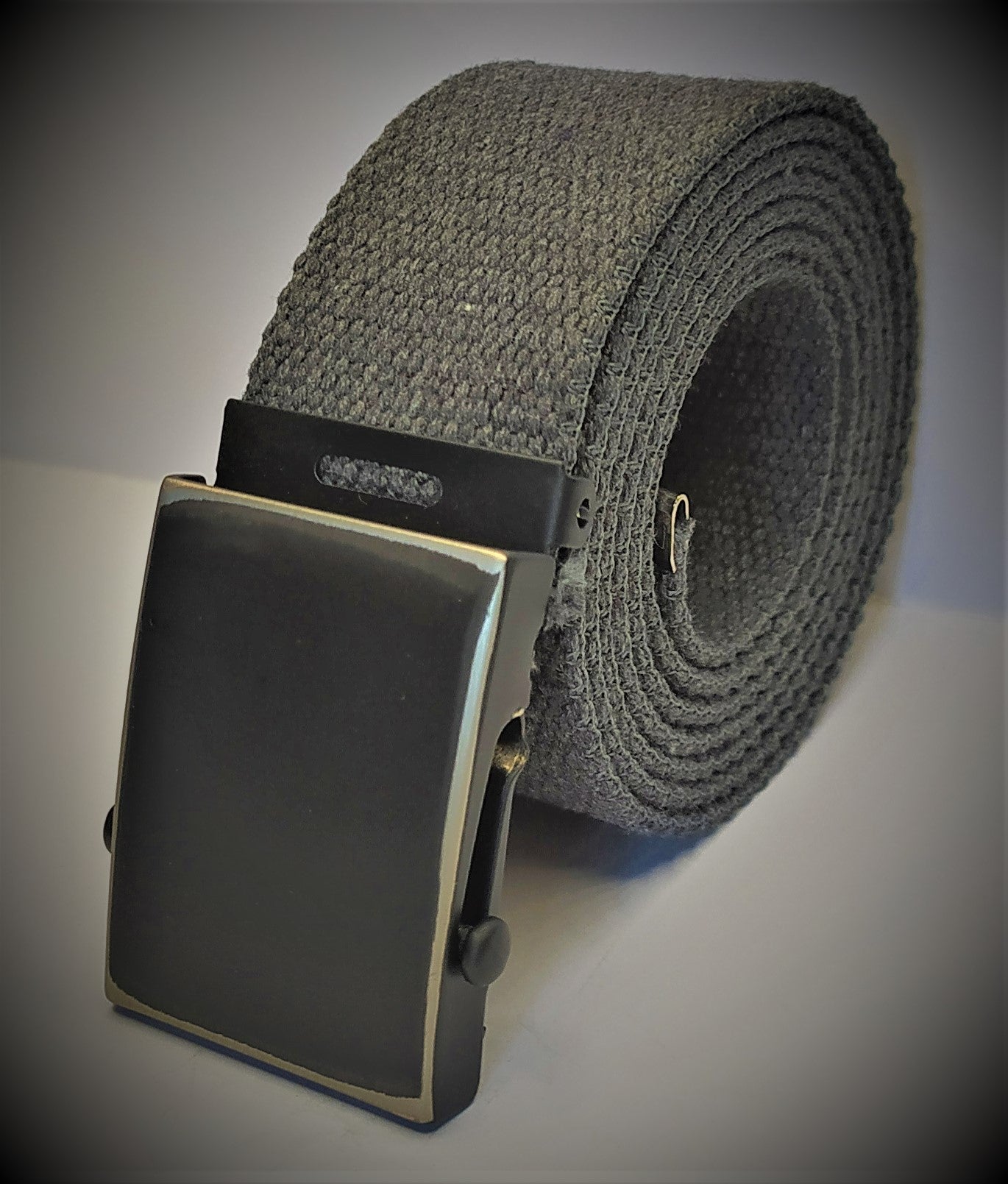 Cintura militare in tela con fibbia scorrevole . Nastro in cotone RIGENERATO ( RECICLED) altezza 4 cm .