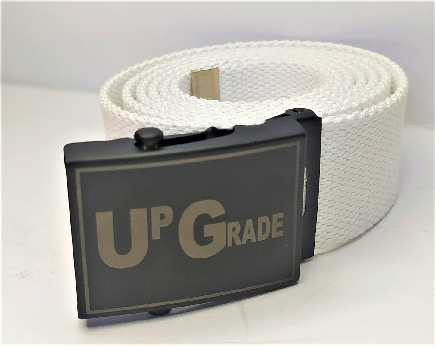 Cintura militare in tela con fibbia scorrevole . Nastro in cotone RIGENERATO ( RECICLED) altezza 4 cm .