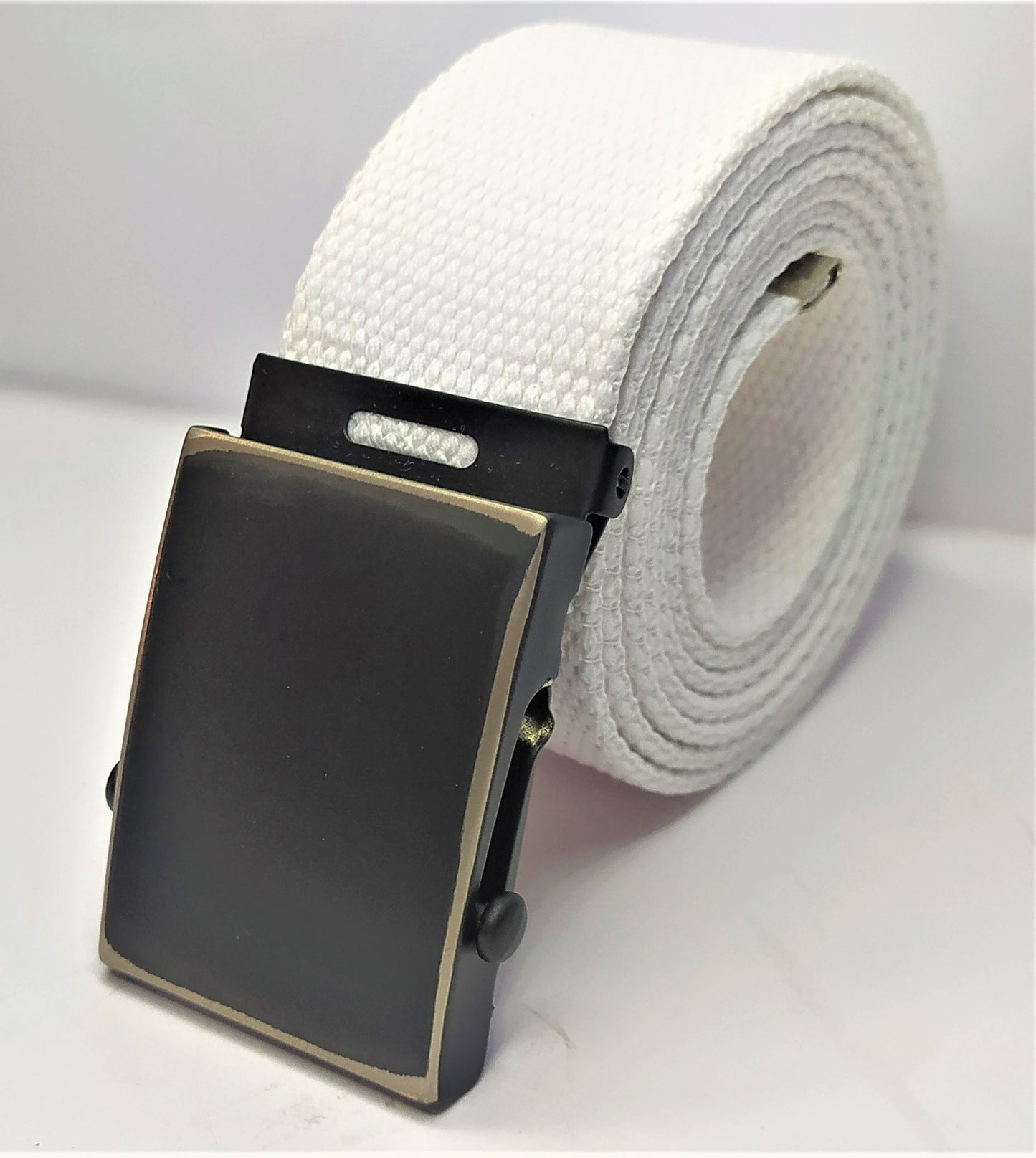 Cintura militare in tela con fibbia scorrevole . Nastro in cotone RIGENERATO ( RECICLED) altezza 4 cm .