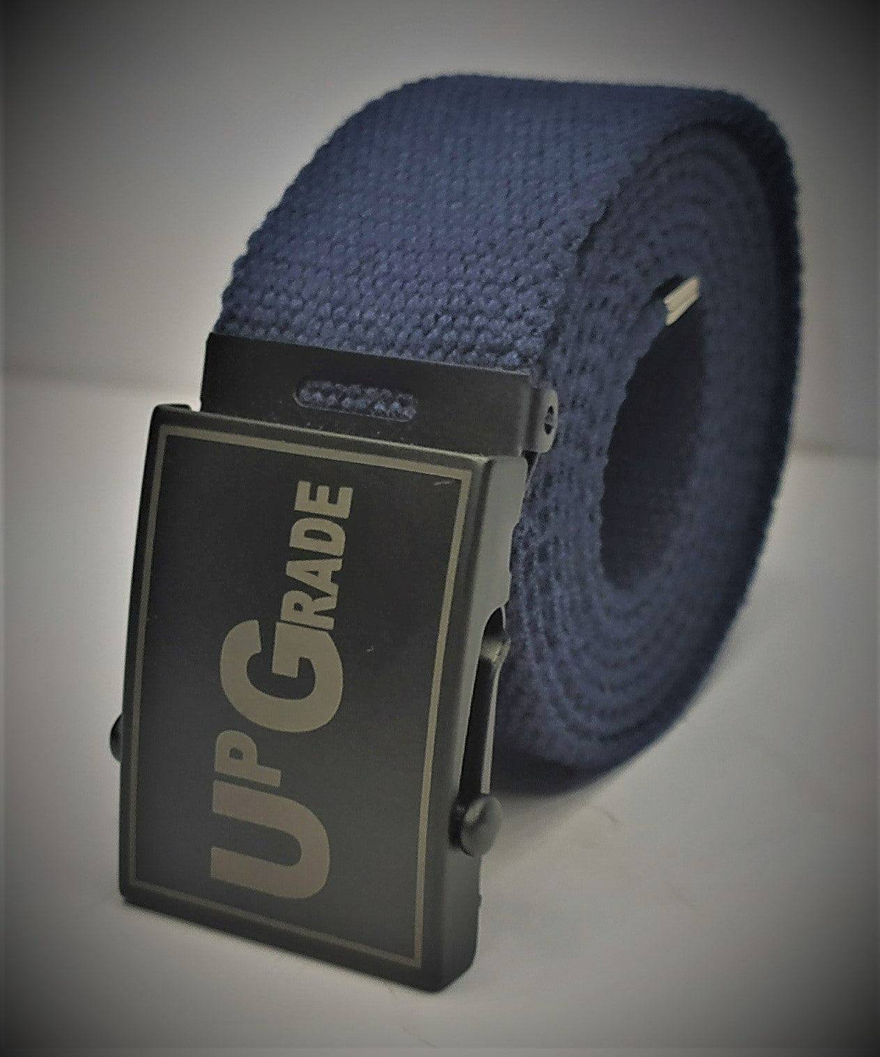 Cintura militare in tela con fibbia scorrevole . Nastro in cotone RIGENERATO ( RECICLED) altezza 4 cm .