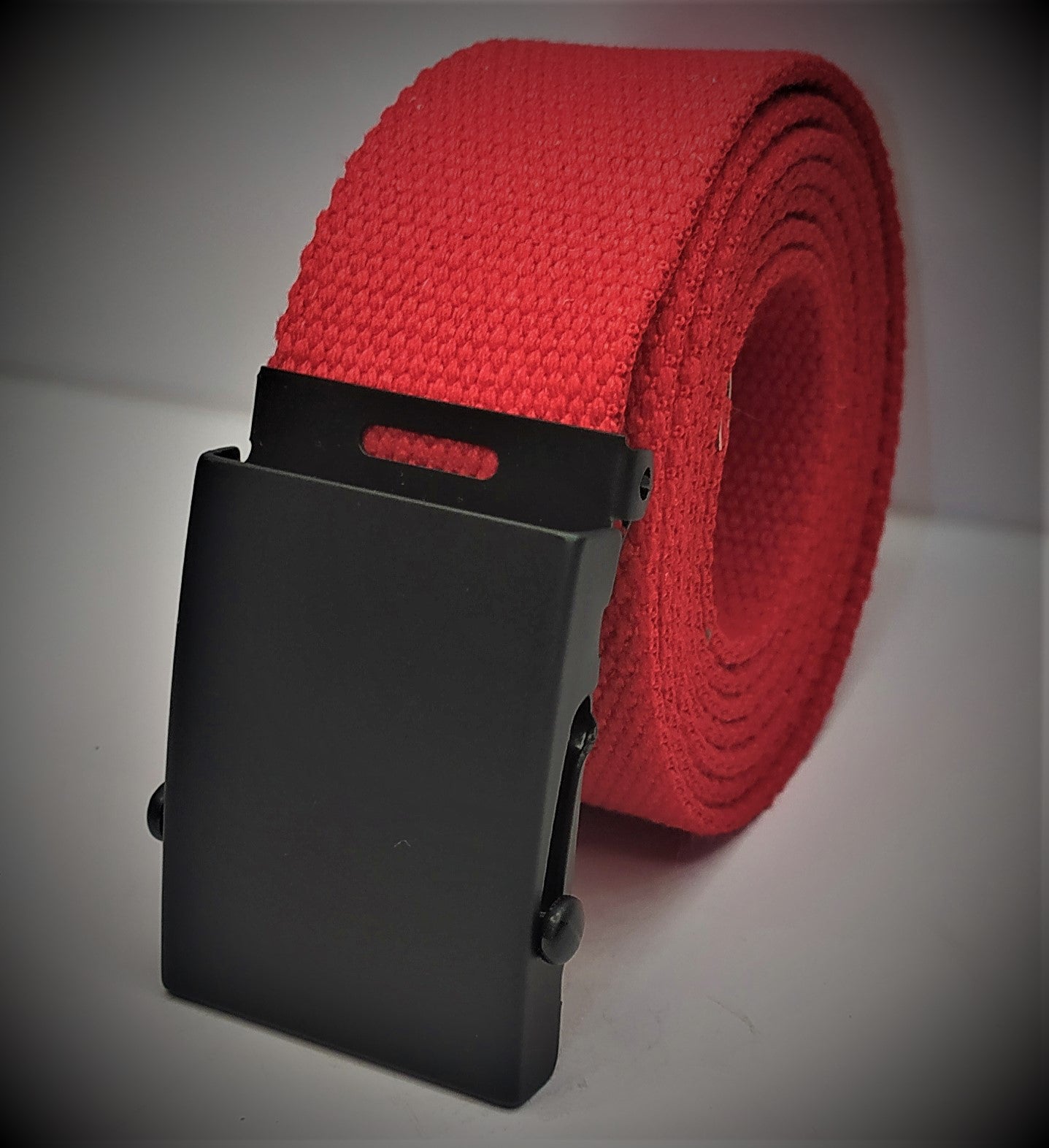 Cintura militare in tela con fibbia scorrevole . Nastro in cotone RIGENERATO ( RECICLED) altezza 4 cm .