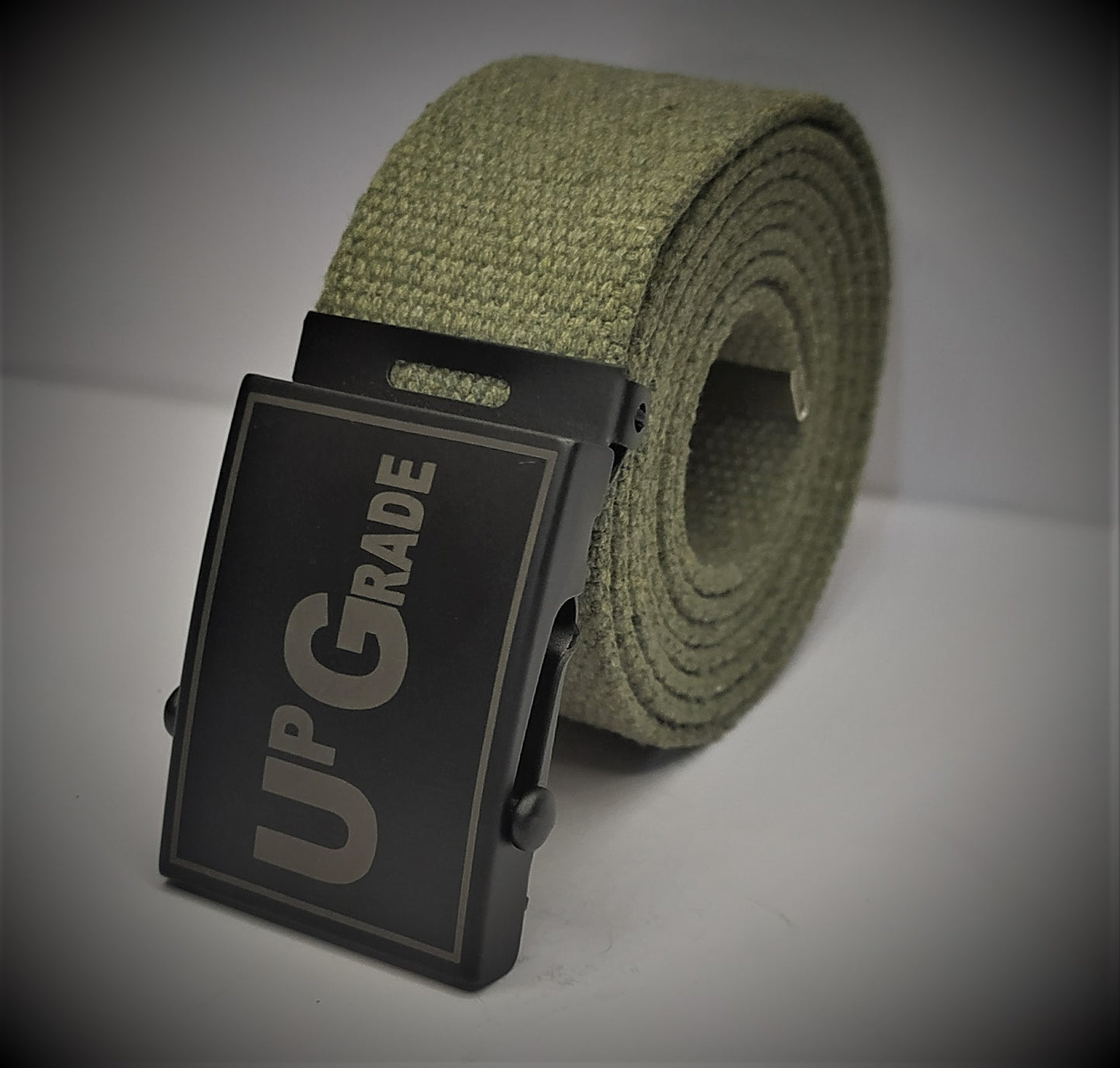 Cintura militare in tela con fibbia scorrevole . Nastro in cotone RIGENERATO ( RECICLED) altezza 4 cm .