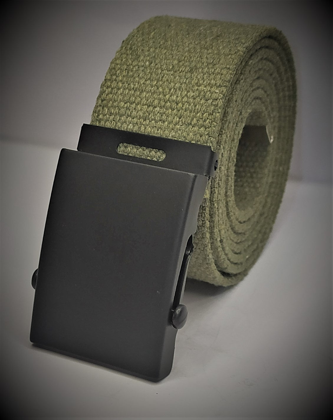 Cintura militare in tela con fibbia scorrevole . Nastro in cotone RIGENERATO ( RECICLED) altezza 4 cm .