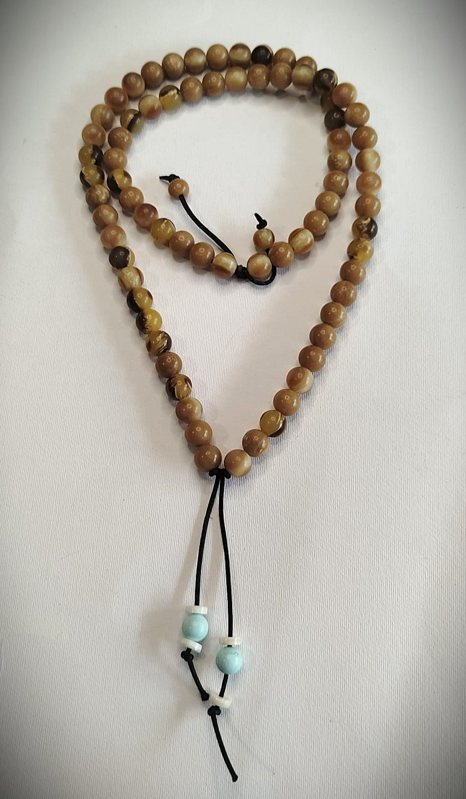 COLLANE E BRACCIALI IN PIETRE, RESINA E MADREPERLA