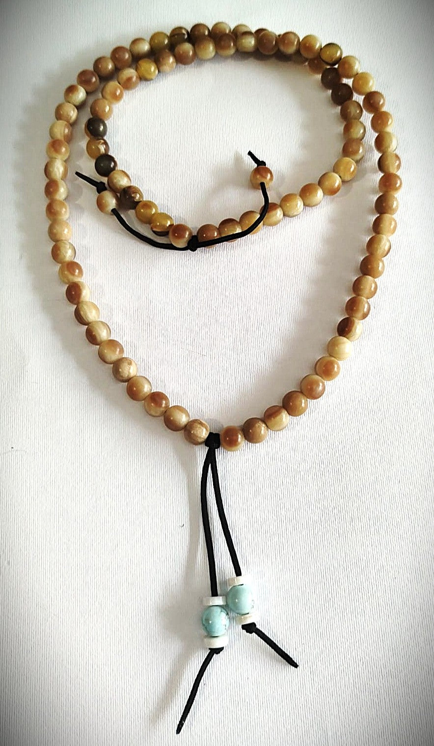 COLLANE E BRACCIALI IN PIETRE, RESINA E MADREPERLA
