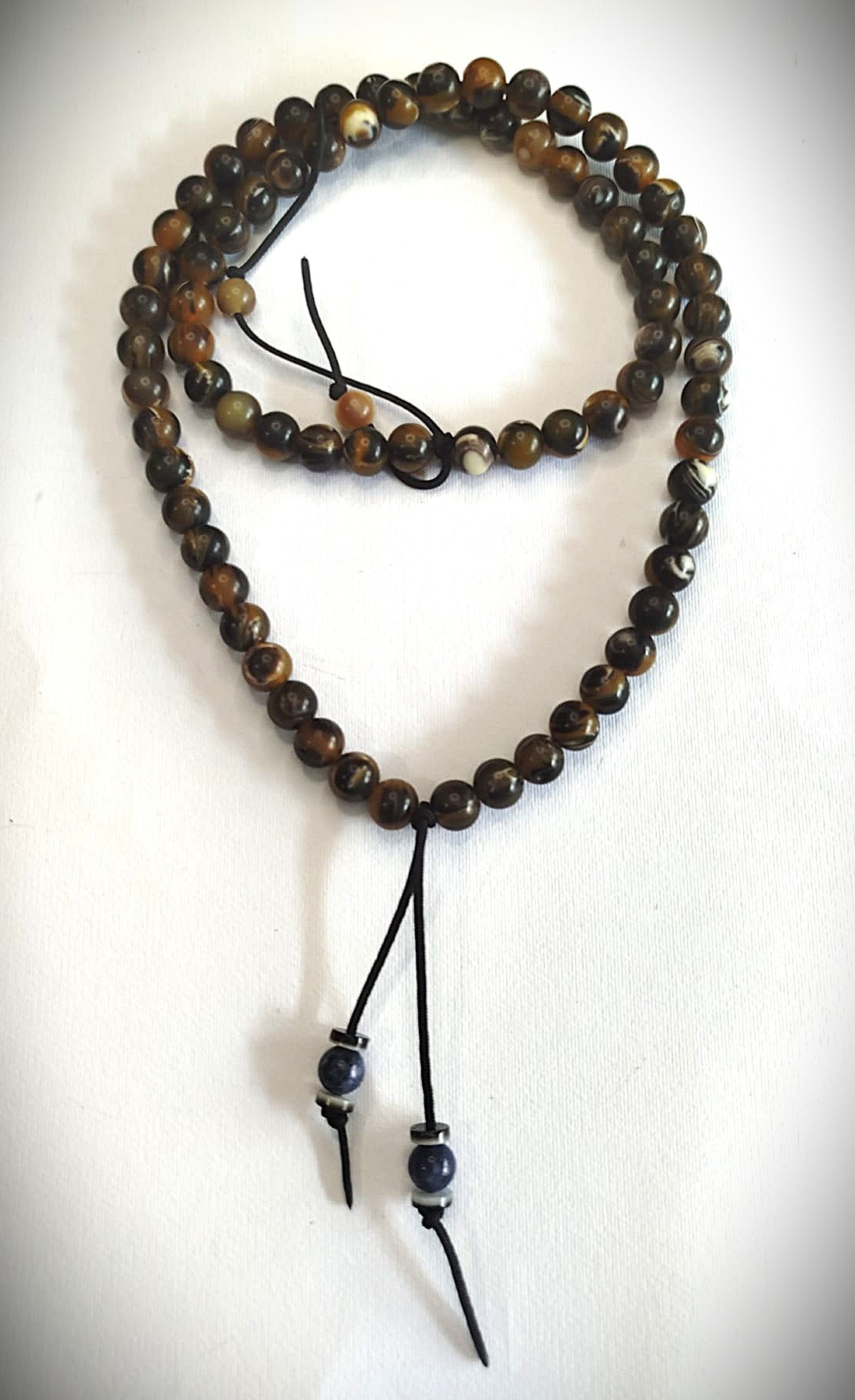 COLLANE E BRACCIALI IN PIETRE, RESINA E MADREPERLA