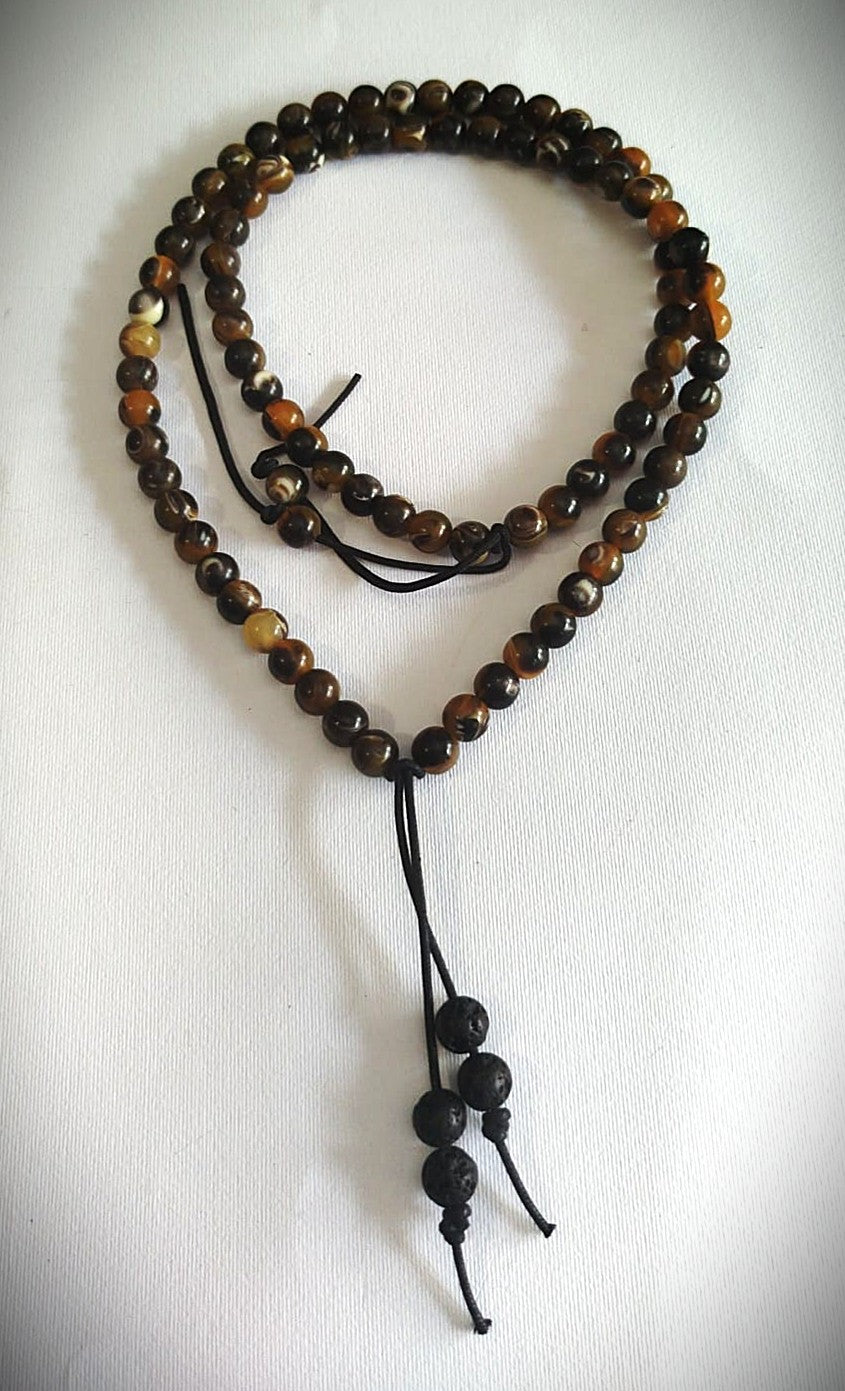COLLANE E BRACCIALI IN PIETRE, RESINA E MADREPERLA