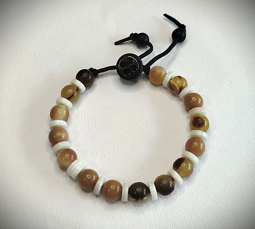 COLLANE E BRACCIALI IN PIETRE, RESINA E MADREPERLA