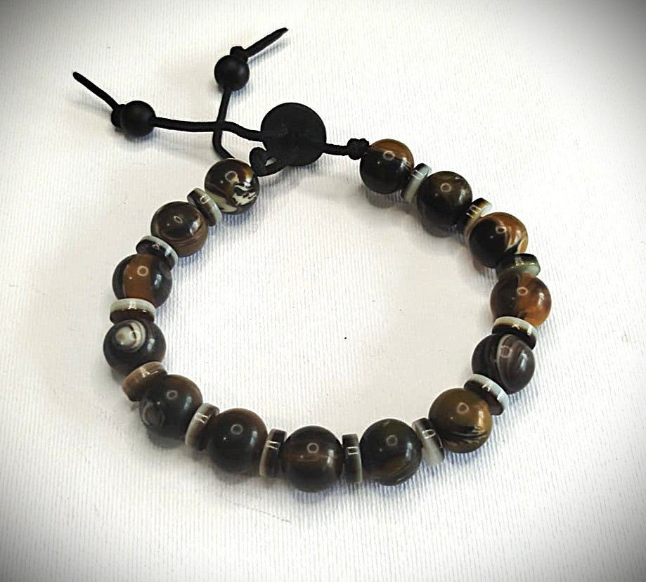 COLLANE E BRACCIALI IN PIETRE, RESINA E MADREPERLA