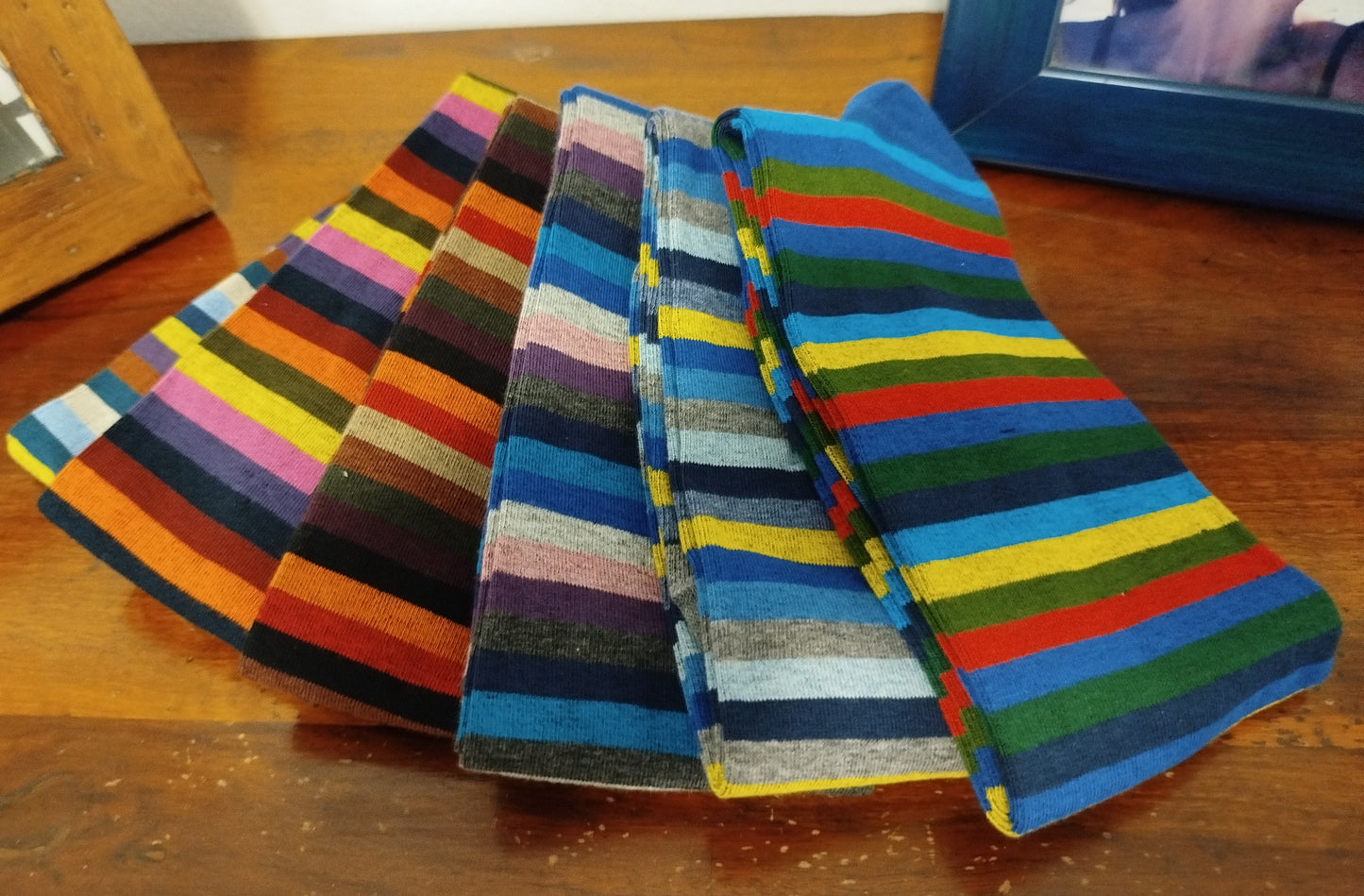 Calze invernali LUNGHE RIGA COLORATA in caldo cotone  in confezione regalo taglia unica donna ragazzo.