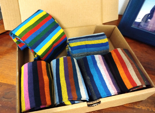 Calze invernali LUNGHE RIGA COLORATA in caldo cotone  in confezione regalo taglia unica donna ragazzo.