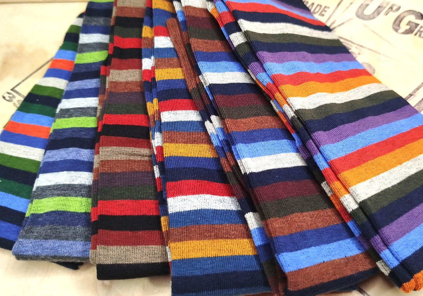 Calze invernali LUNGHE gambaletto in caldo cotone con disegno a RIGHE MULTICOLORE in confezione regalo taglia unica uomo