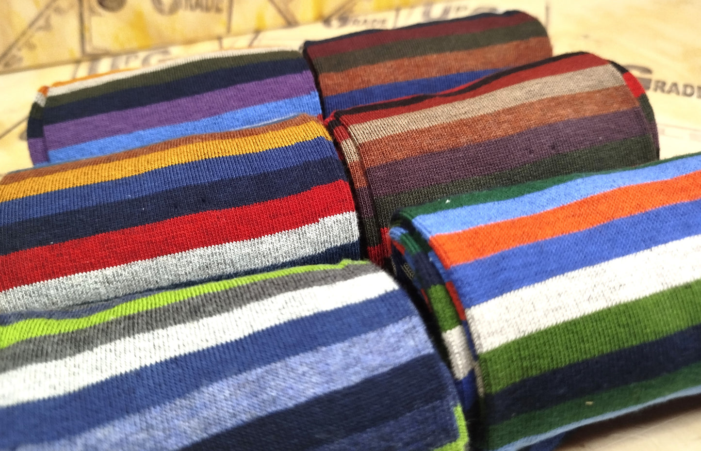Calze invernali LUNGHE gambaletto in caldo cotone con disegno a RIGHE MULTICOLORE in confezione regalo taglia unica uomo