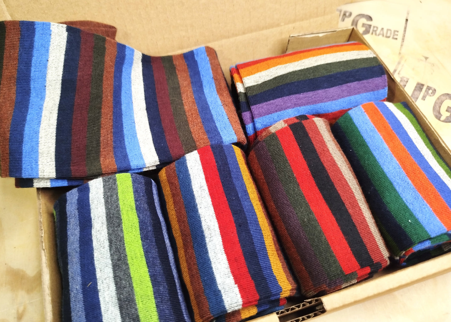 Calze invernali LUNGHE gambaletto in caldo cotone con disegno a RIGHE MULTICOLORE in confezione regalo taglia unica uomo
