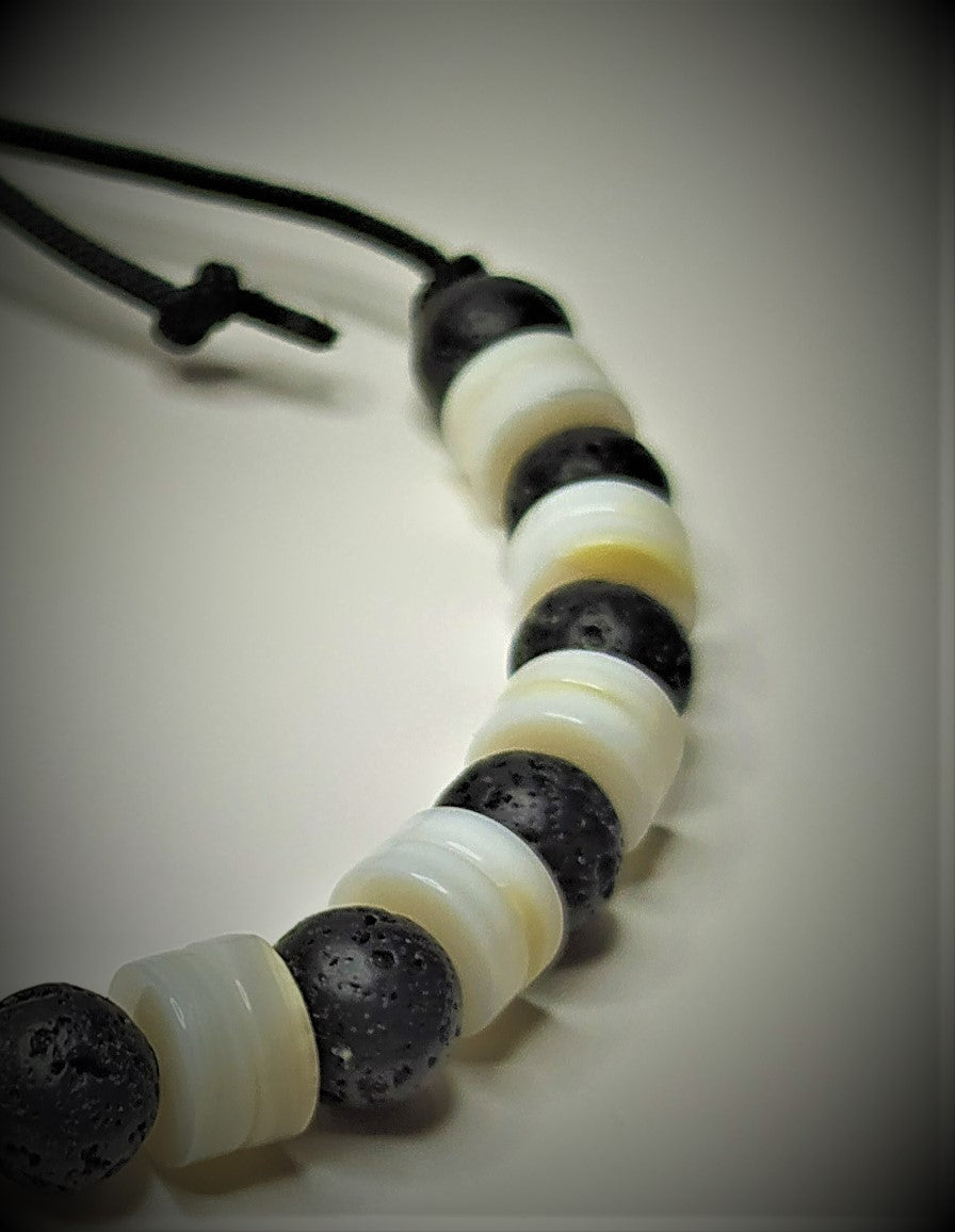 Bracciali in pietra,madreperla naturale e resine regolabili ,  con cordino ad alta resistenza .  Black Line ..